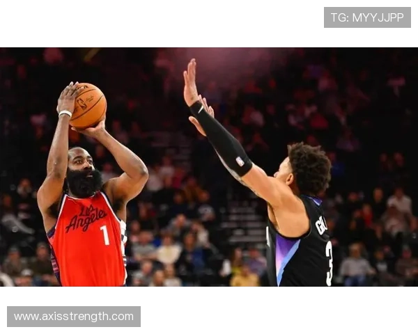 哈登利用挡拆拉开空间提升三分命中率明显优于欧文